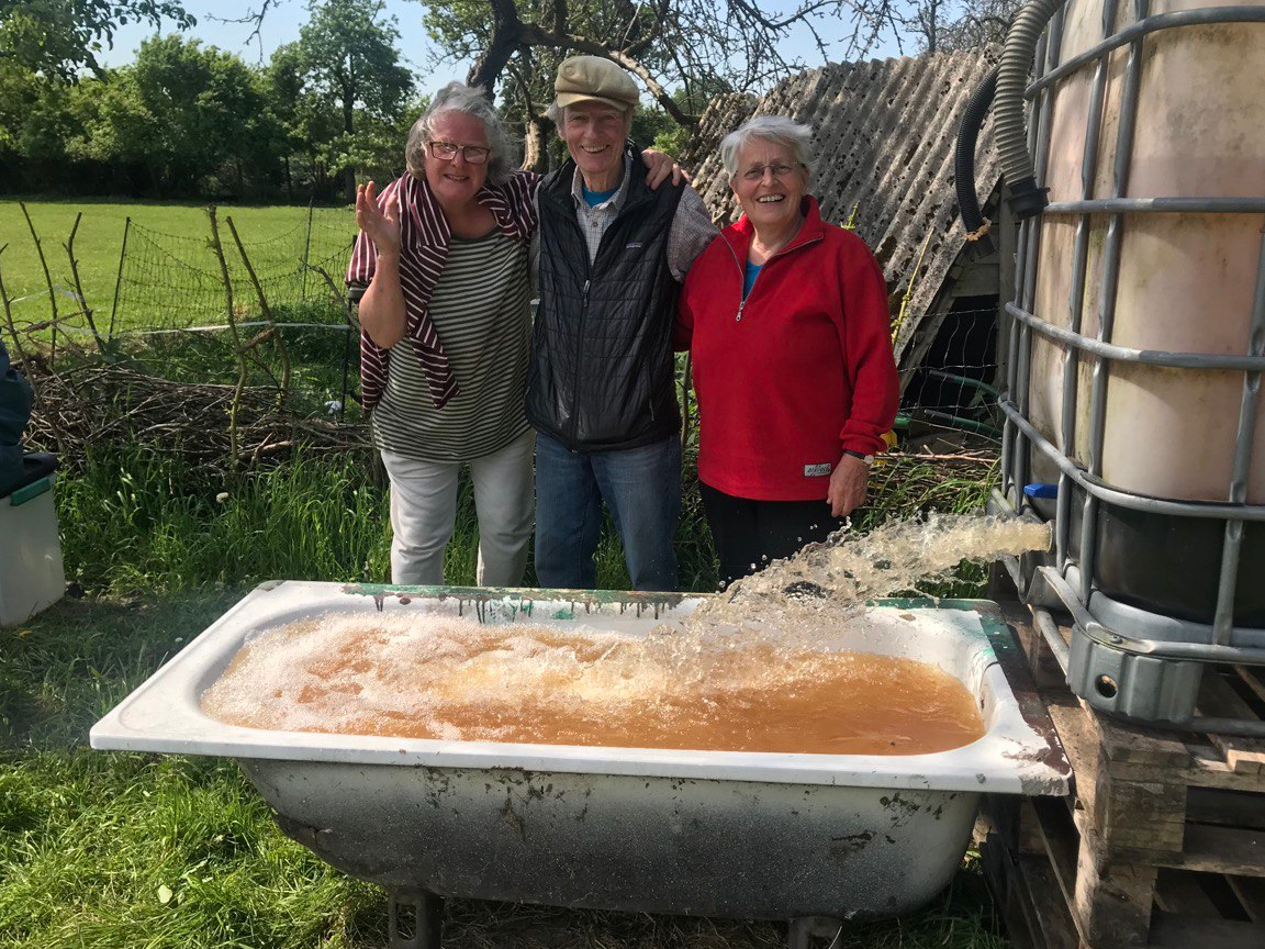 Hof Elbtalaue Rosien - Wasser fliesst aus der Grundwasserpumpe Hof Elbtalaue Rosien - Wasser fliesst aus der Grundwasserpumpe