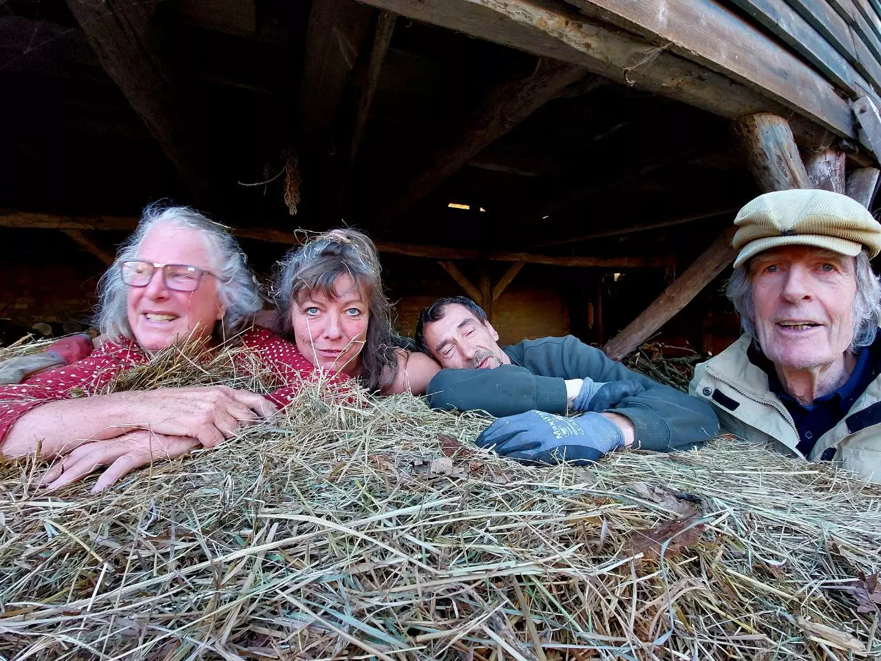 Gemeinschaft unseres Hofes Elbtalaue Rosien am Lagerfeuer Gemeinschaft unseres Hofes Elbtalaue Rosien am Lagerfeuer