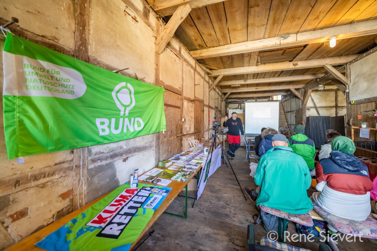 Hof Elbtalaue Rosien e.V. | Die große Tenne für unsere Veranstaltungen - hier zum Insektenhotel vom B.U.N.D. ein Vortrag Hof Elbtalaue Rosien e.V. | Die große Tenne für unsere Veranstaltungen - hier zum Insektenhotel vom B.U.N.D. ein Vortrag