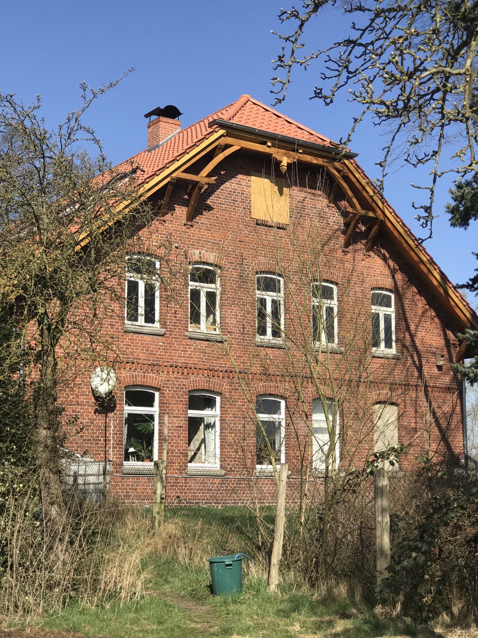 Hof Elbtalaue Rosien e.V. | Die Giebel-Seite mit den Fenstern zu den Wohnräumen Hof Elbtalaue Rosien e.V. | Die Giebel-Seite mit den Fenstern zu den Wohnräumen